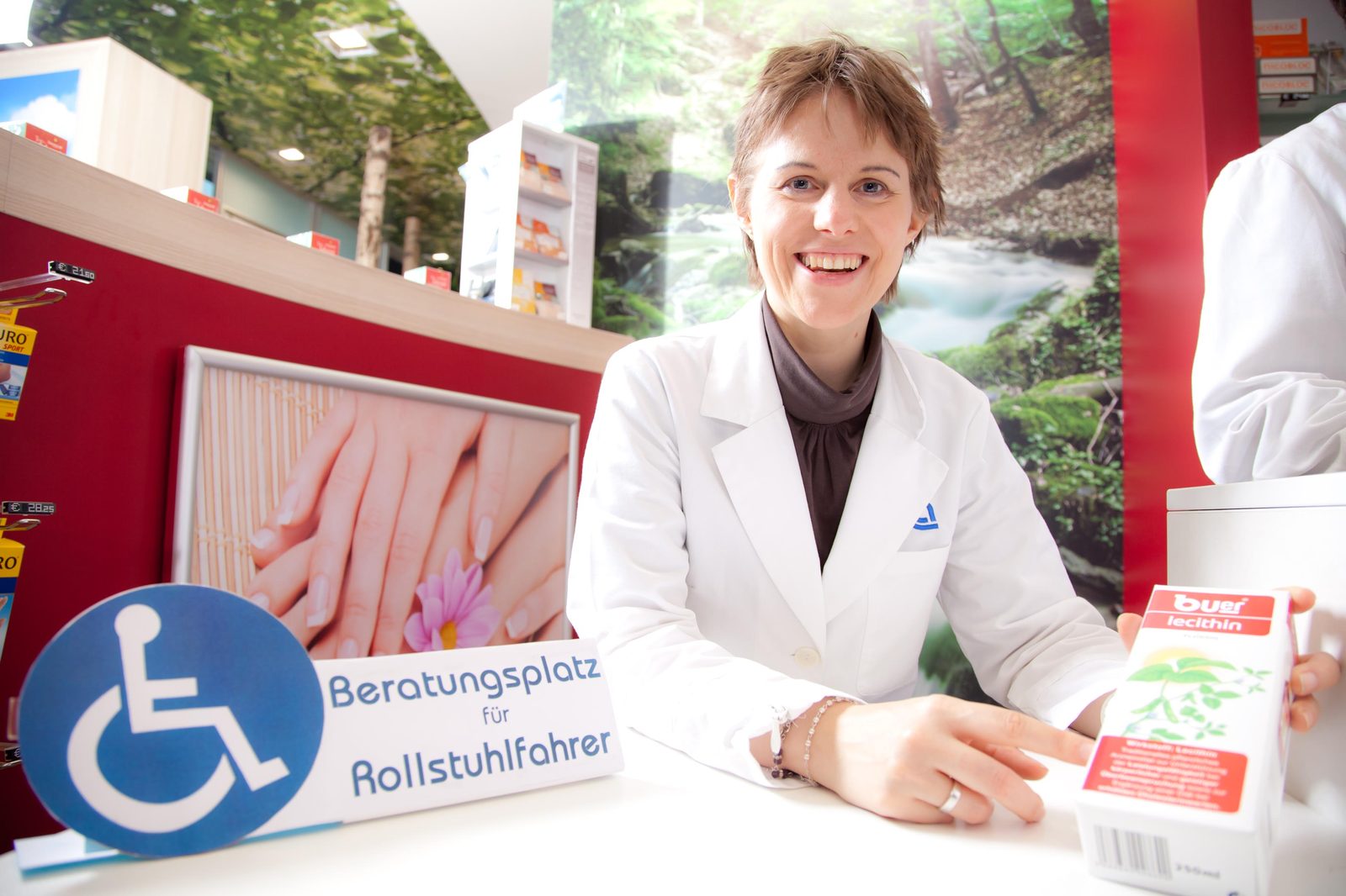 Beratung am barrierefreien Beratungsplatz der Ludwigs-Apotheke